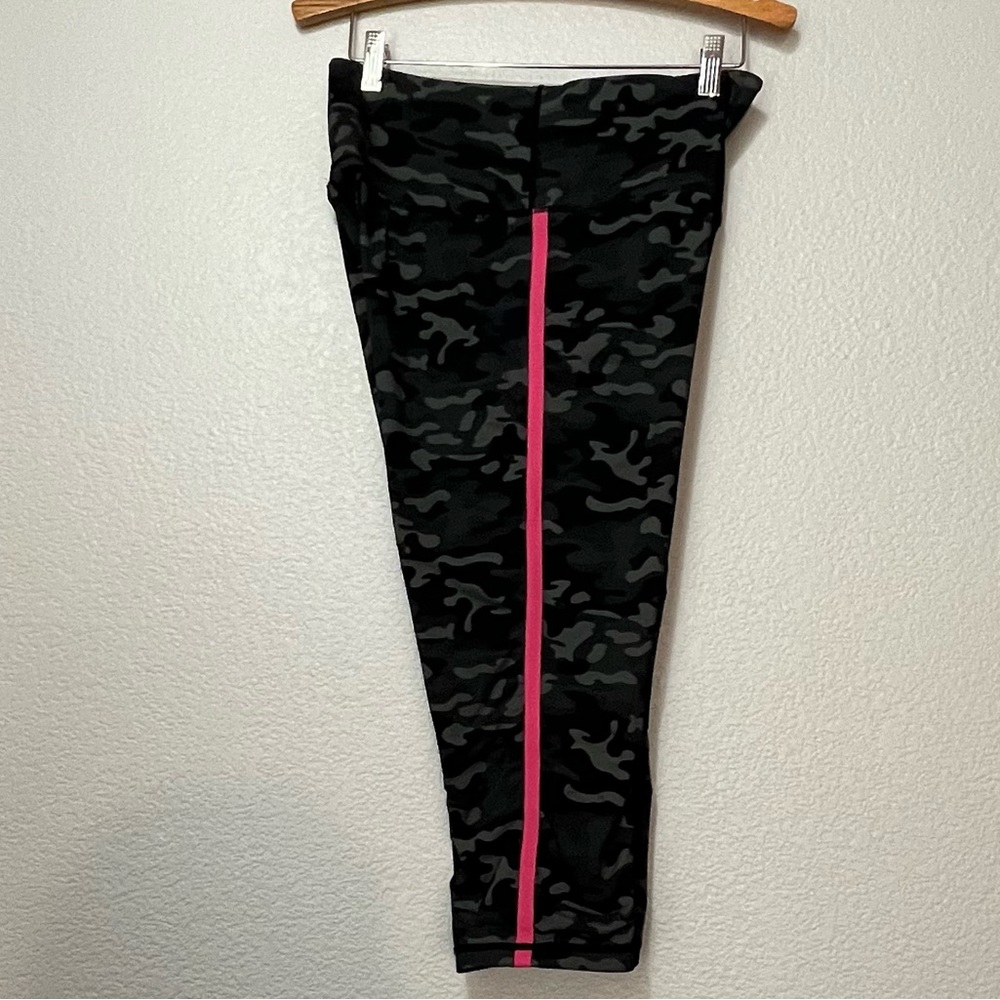 Ruby Ribbon Reversible Camo Cropped Pants Capri S… - image 5